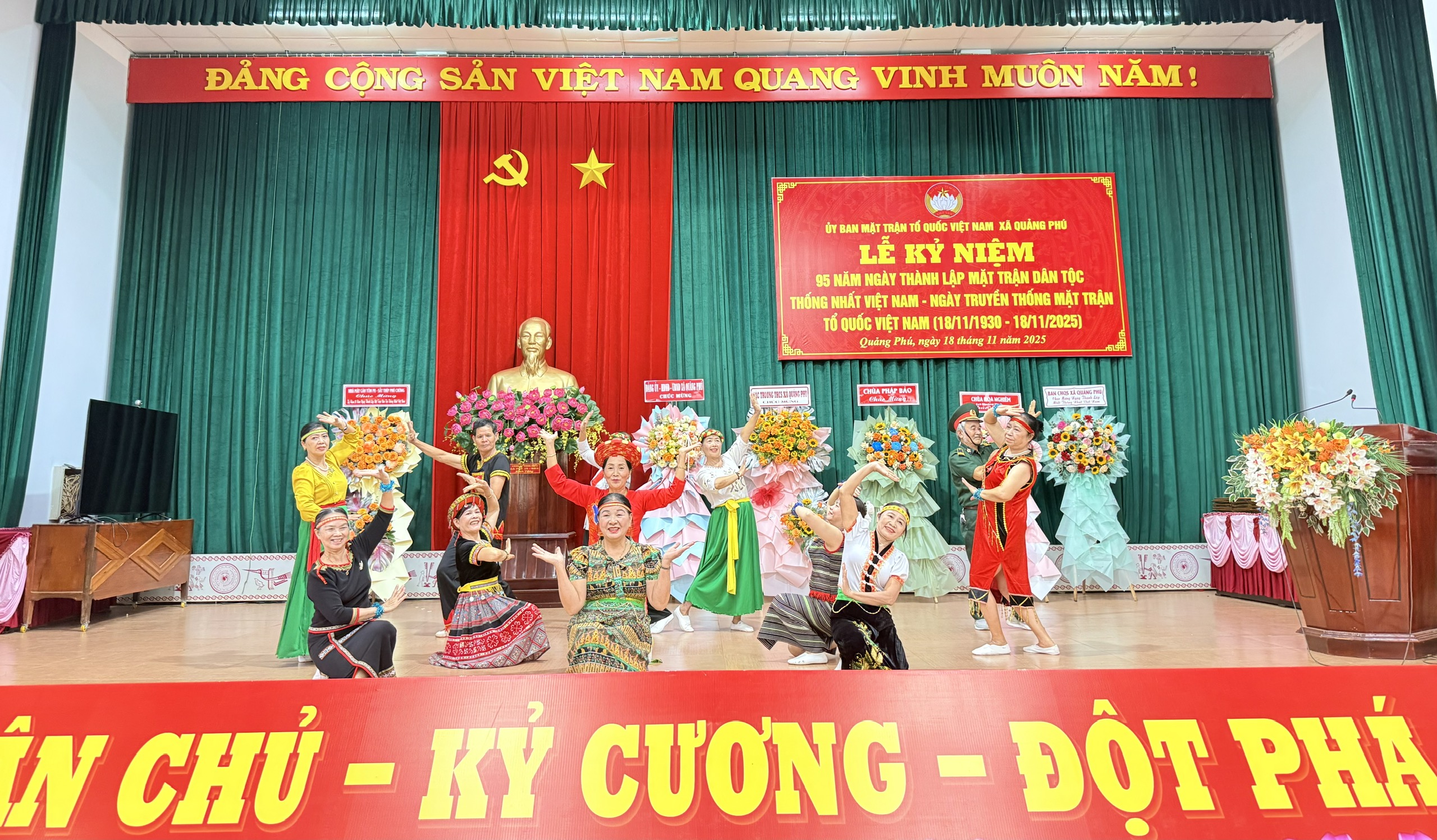 Văn nghệ chào mừng